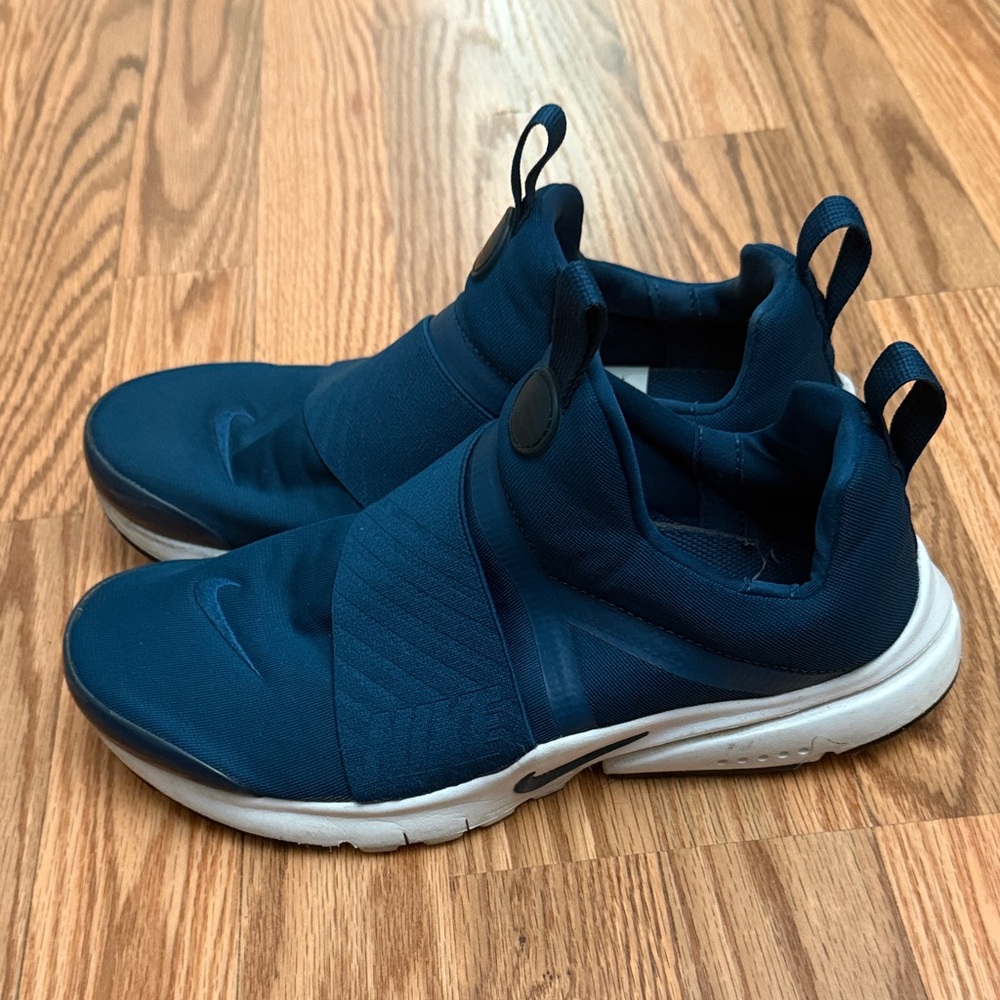 Nike Men's Dark Blue Slip-On Sneakers